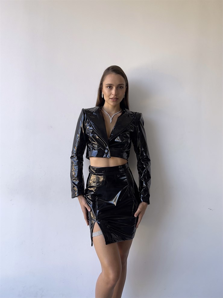 Önü Düğme Kapamalı Crop Ceket Ve Yırtmacı Taş Aksesuarlı Mini Etek Travis Kadın Siyah Parlak Vegan Deri Takım 23K000177