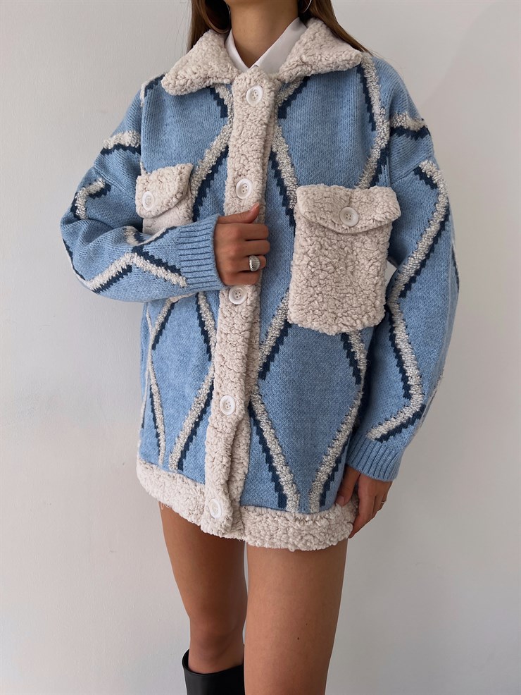 Önü Düğme Kapamalı Yanları Büyük Cepli Peluş Detaylı Camelo Kadın Lacivert Triko Hırka 23K000173