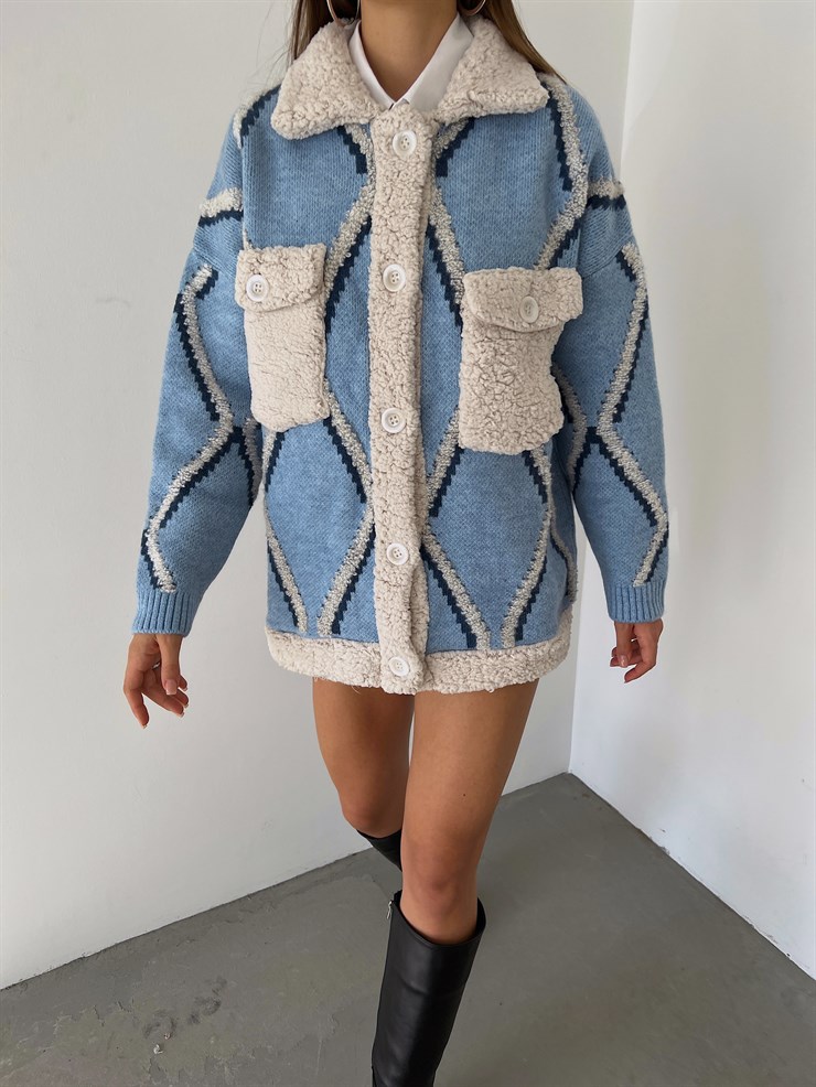 Önü Düğme Kapamalı Yanları Büyük Cepli Peluş Detaylı Camelo Kadın Lacivert Triko Hırka 23K000173