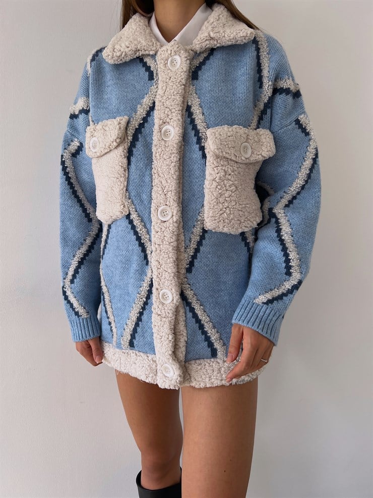 Önü Düğme Kapamalı Yanları Büyük Cepli Peluş Detaylı Camelo Kadın Lacivert Triko Hırka 23K000173