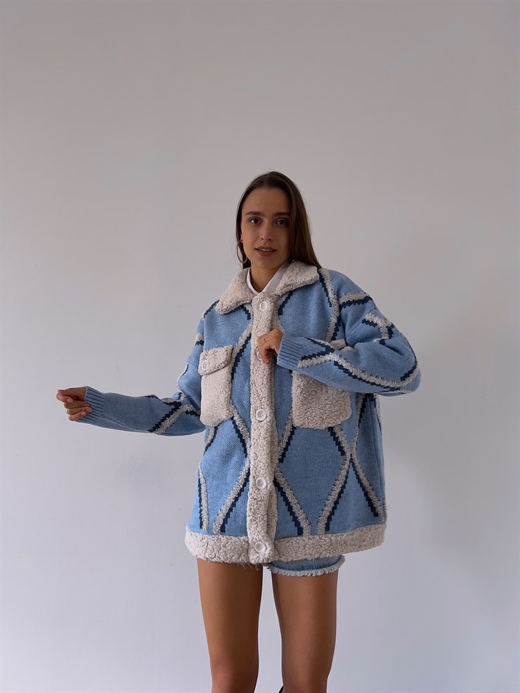 Önü Düğme Kapamalı Yanları Büyük Cepli Peluş Detaylı Camelo Kadın Lacivert Triko Hırka 23K000173