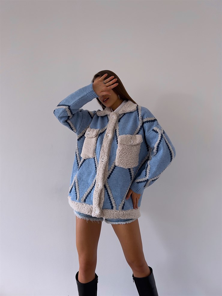 Önü Düğme Kapamalı Yanları Büyük Cepli Peluş Detaylı Camelo Kadın Lacivert Triko Hırka 23K000173