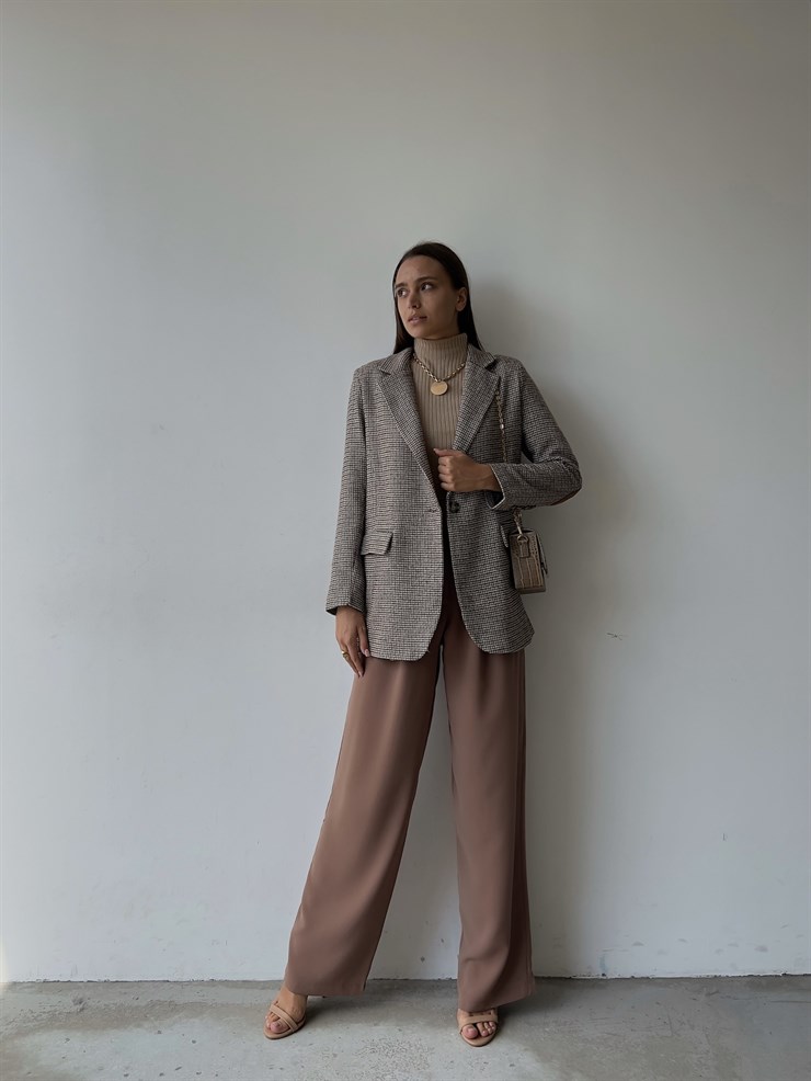 Önü Düğme Kapamalı Yanları Cep Görünümlü Kolu Yamalı Athirson Kadın Kahve Ceket 23K000127