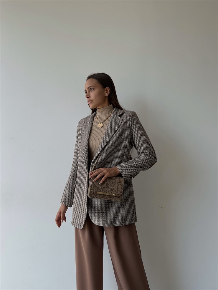 Önü Düğme Kapamalı Yanları Cep Görünümlü Kolu Yamalı Athirson Kadın Kahve Ceket 23K000127