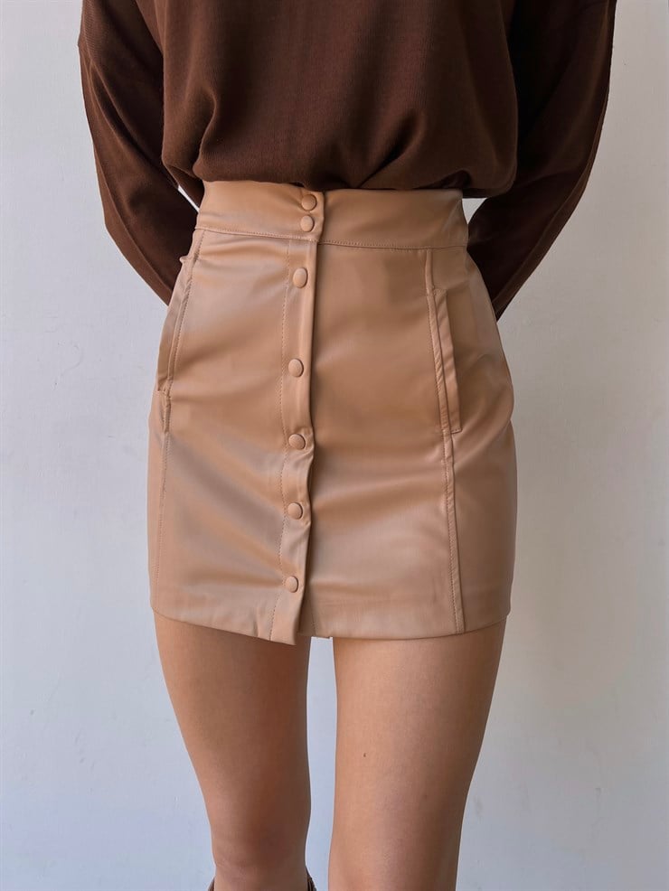 Önü Düğmeli Yanları Cepli Vegan Deri Kajetan Kadın Bej Mini Etek 23K000063