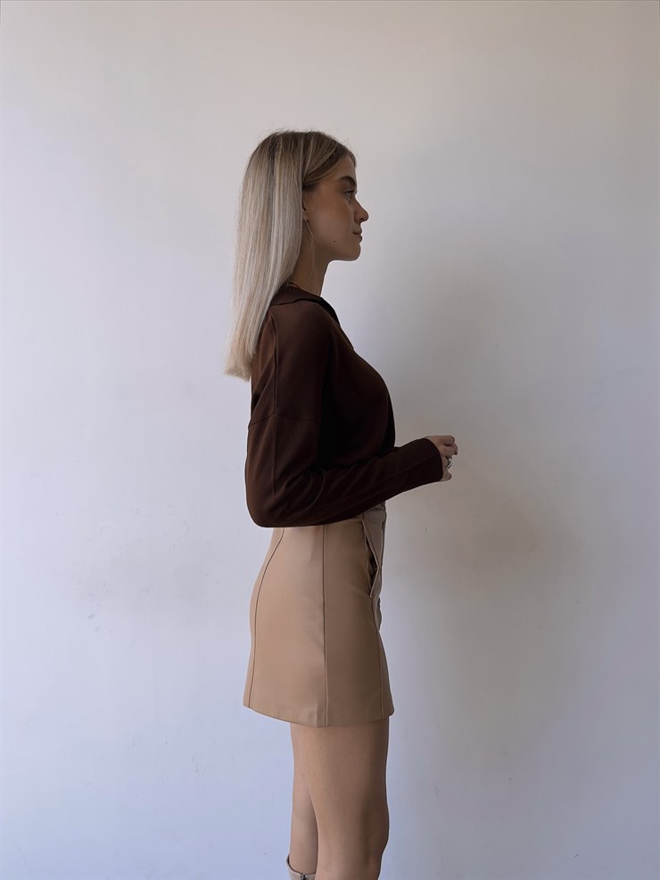 Önü Düğmeli Yanları Cepli Vegan Deri Kajetan Kadın Bej Mini Etek 23K000063