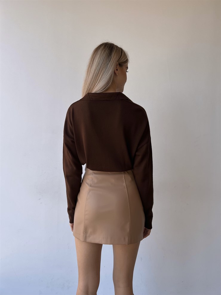 Önü Düğmeli Yanları Cepli Vegan Deri Kajetan Kadın Bej Mini Etek 23K000063