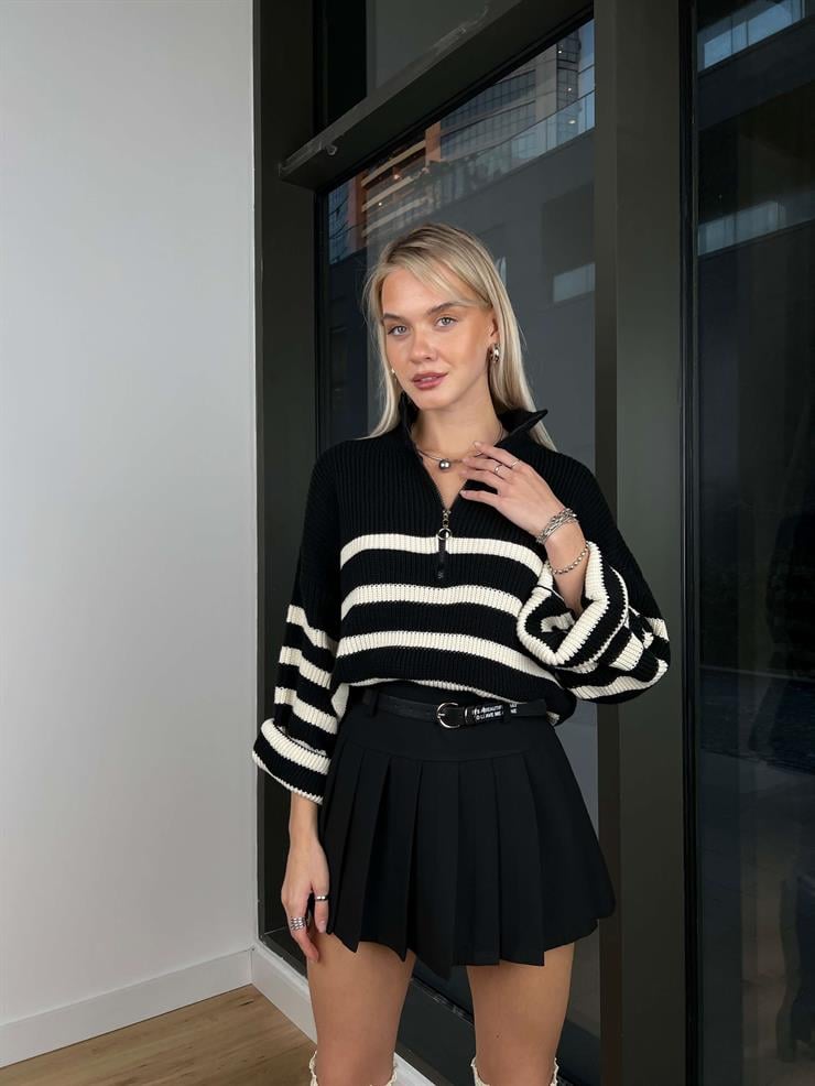 Oversize Yakası Fermuarlı Vassily Kadın Çizgili Siyah Kazak 24k000012