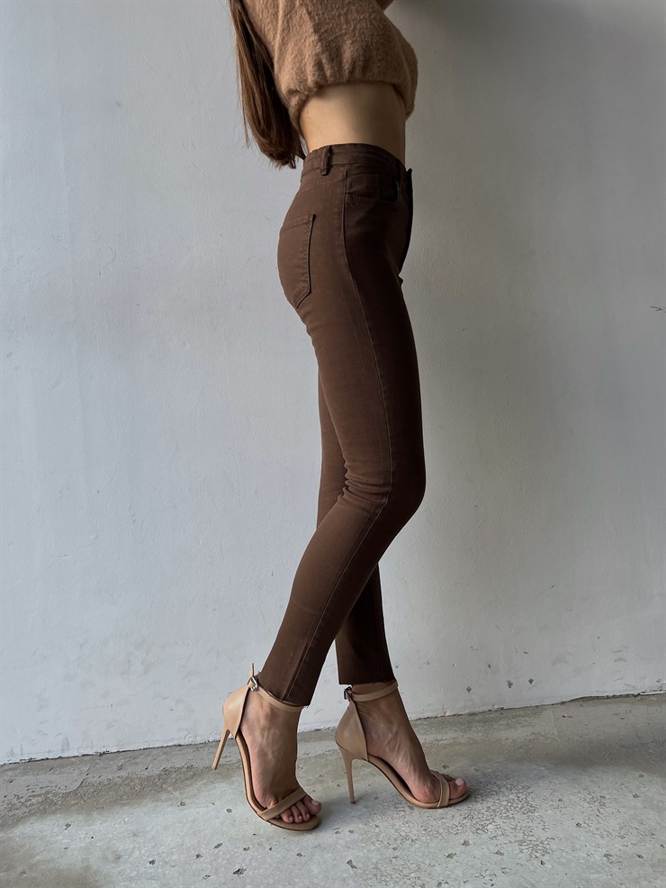 Paçası Kesik Detaylı Skinny Kadın Kahverengi Jean 22K000369