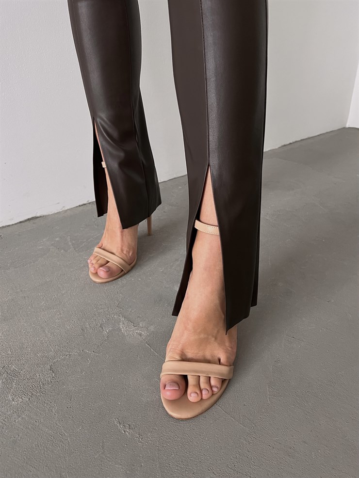 Paçası Yırtmaçlı Edson Kadın Kahve Vegan Deri Pantolon 23K000144