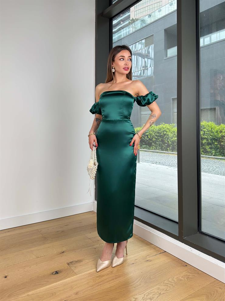 Düşük Kol Belden Oturtmalı Eteği Yırtmaçlı Palmadle Kadın Zümrüt Saten Elbise 24Y659