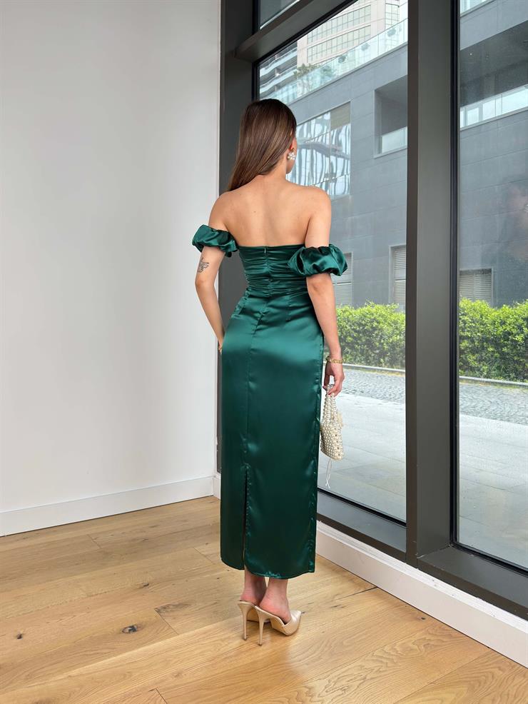 Düşük Kol Belden Oturtmalı Eteği Yırtmaçlı Palmadle Kadın Zümrüt Saten Elbise 24Y659