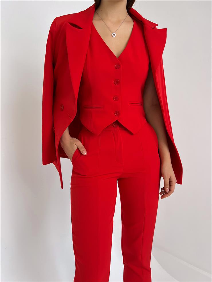 Kruvaze Yaka Düğmeli Blazer Ceket Önü Düğme Kapamalı Yelek Yüksek Bel Paçası Yırtmaçlı Pantolon Paola Kadın Kırmızı Üçlü Takım 23Y000024