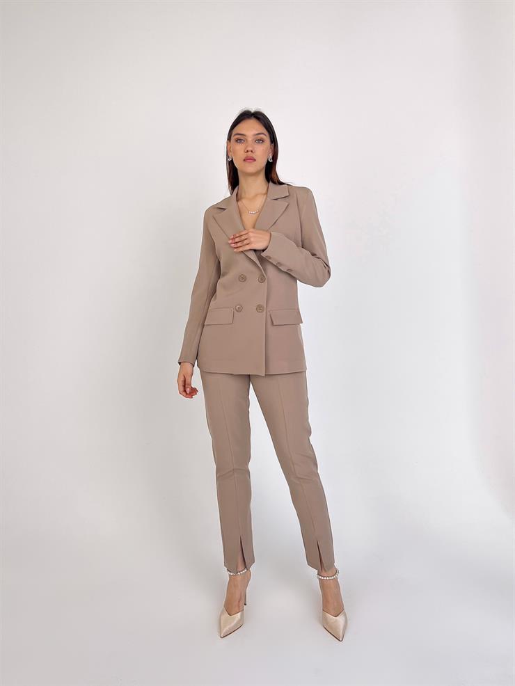 Düğmeli Blazer Ceket Önü Düğme Kapamalı Yelek Yüksek Bel Paçası Yırtmaçlı Pantolon Paola Kadın Vizon Üçlü Takım 23Y000024