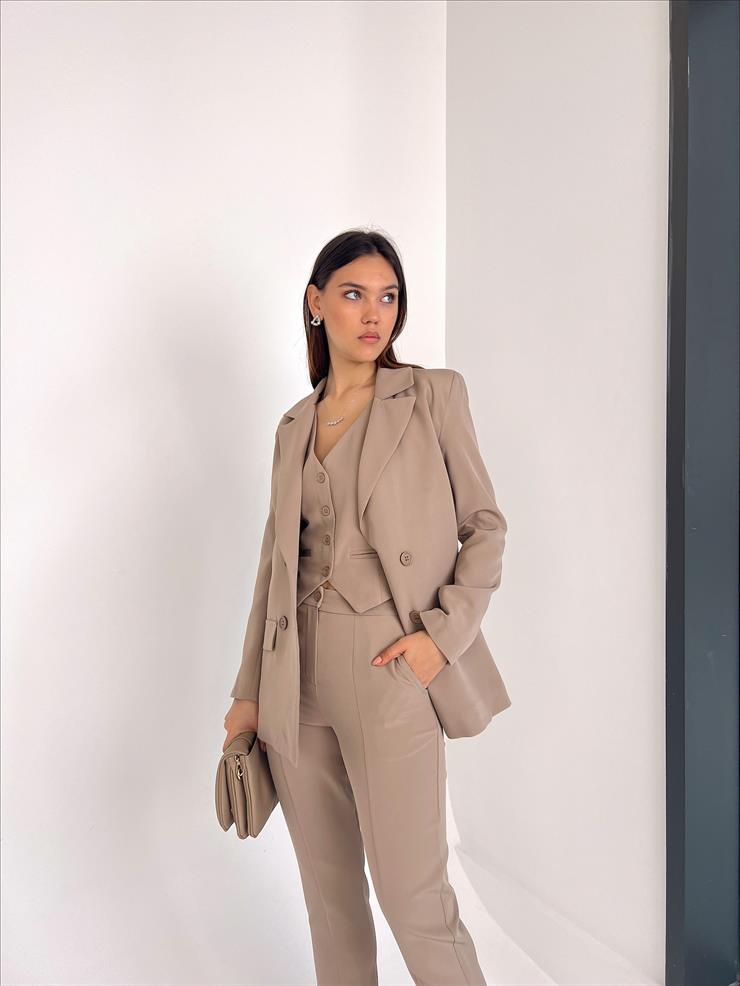 Düğmeli Blazer Ceket Önü Düğme Kapamalı Yelek Yüksek Bel Paçası Yırtmaçlı Pantolon Paola Kadın Vizon Üçlü Takım 23Y000024