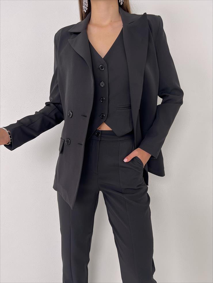 Kruvaze Yaka Düğmeli Blazer Ceket Önü Düğme Kapamalı Yelek Yüksek Bel Paçası Yırtmaçlı Pantolon Paola Kadın Siyah Üçlü Takım 23Y000024
