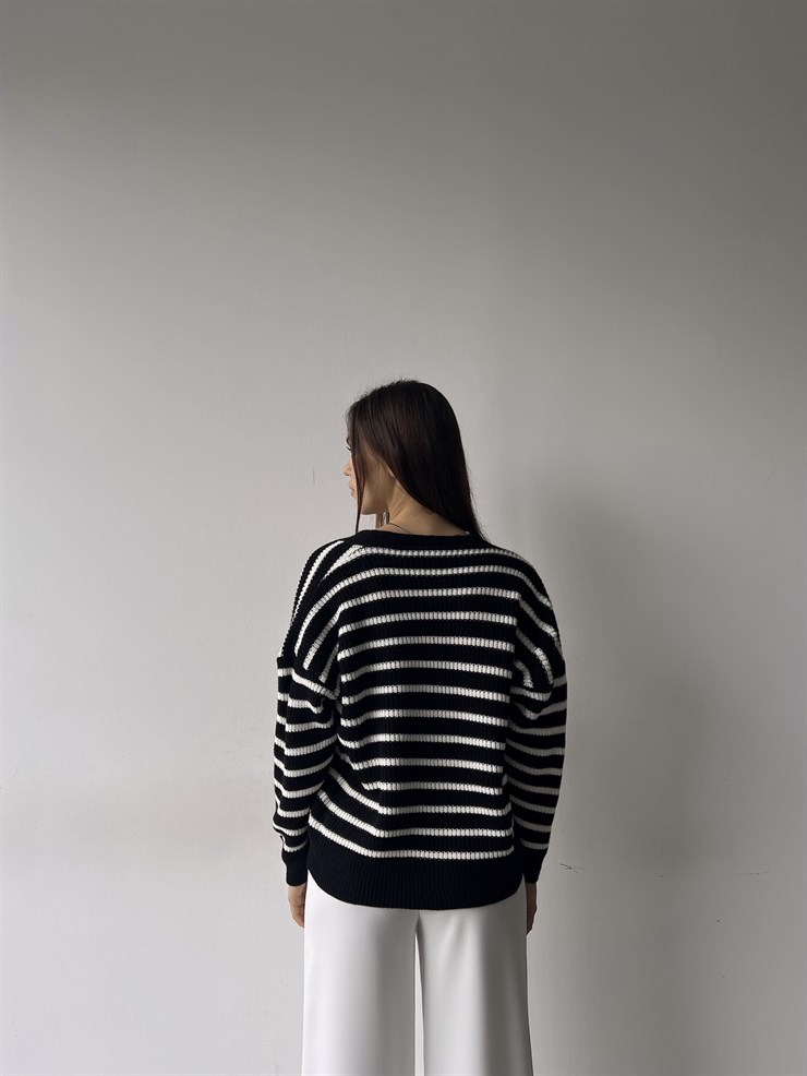 Parlak Düğme Detaylı Çizgili Enzo Kadın Siyah Hırka 23K000238