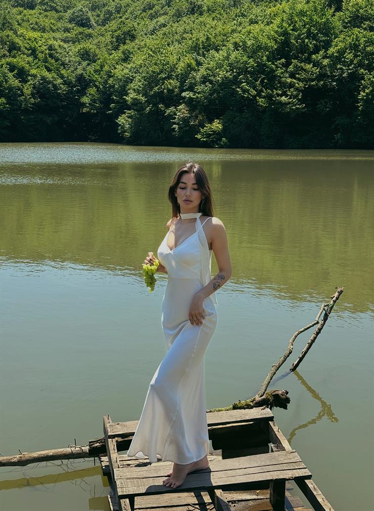 Ayarlanabilir Askılı V Yaka Paulina Kadın Ekru Maxi Saten Elbise 24Y529