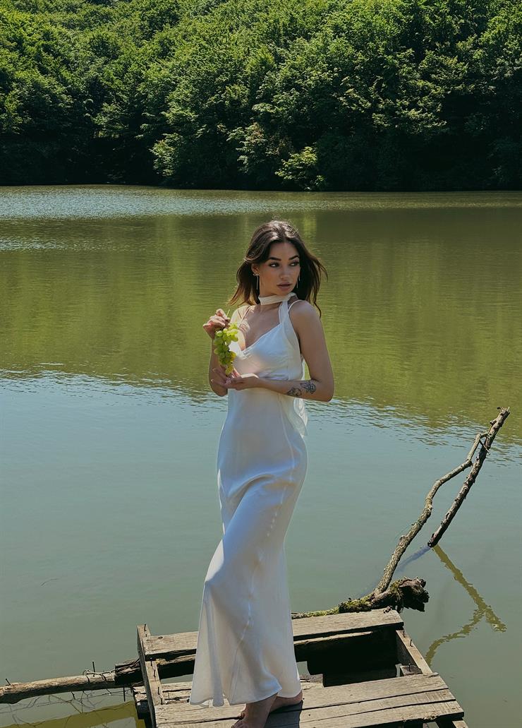 Ayarlanabilir Askılı V Yaka Paulina Kadın Ekru Maxi Saten Elbise 24Y529