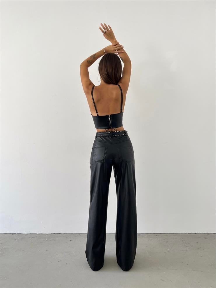 Askılı Arkası Fermuarlı Pjotr Kadın Siyah Zımba Taş Detaylı Vegan Deri Crop Bluz 23K000474