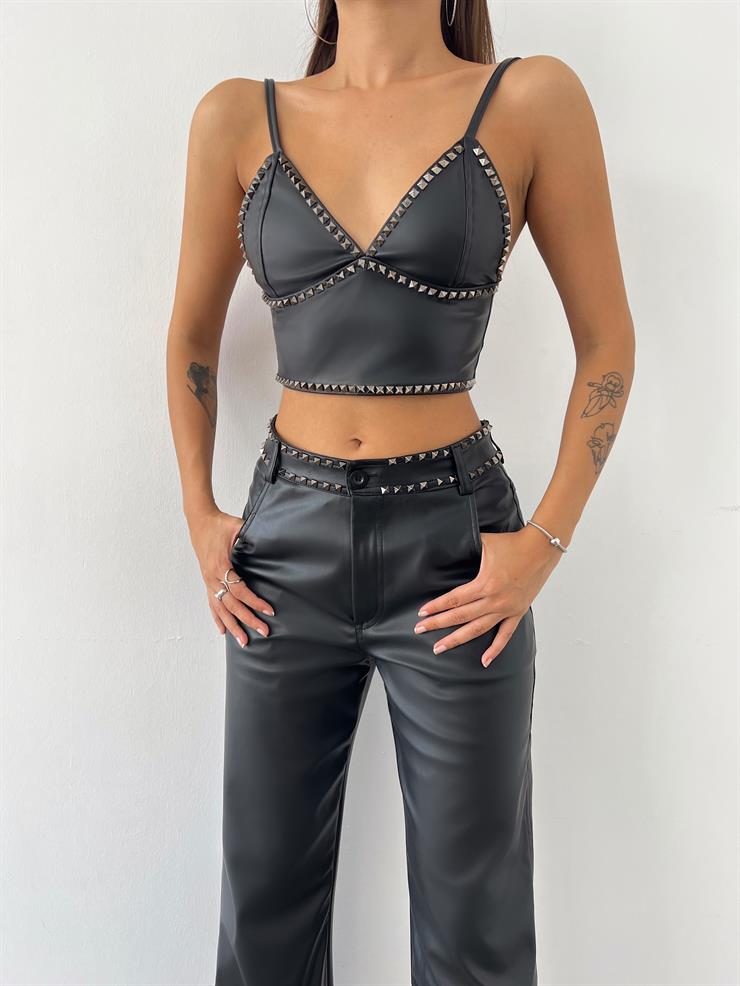 Askılı Arkası Fermuarlı Pjotr Kadın Siyah Zımba Taş Detaylı Vegan Deri Crop Bluz 23K000474