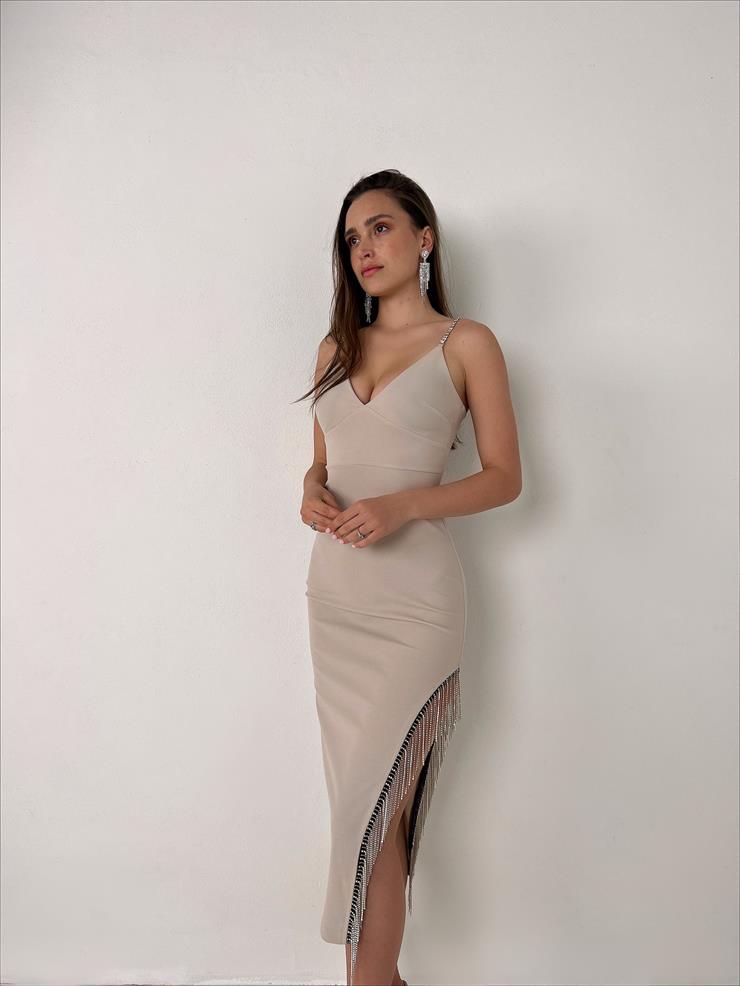 V Yaka Askısı Ve Yırtmaç Kısmı Taş Detaylı Primo Kadın Bej Midi Elbise 23Y000094