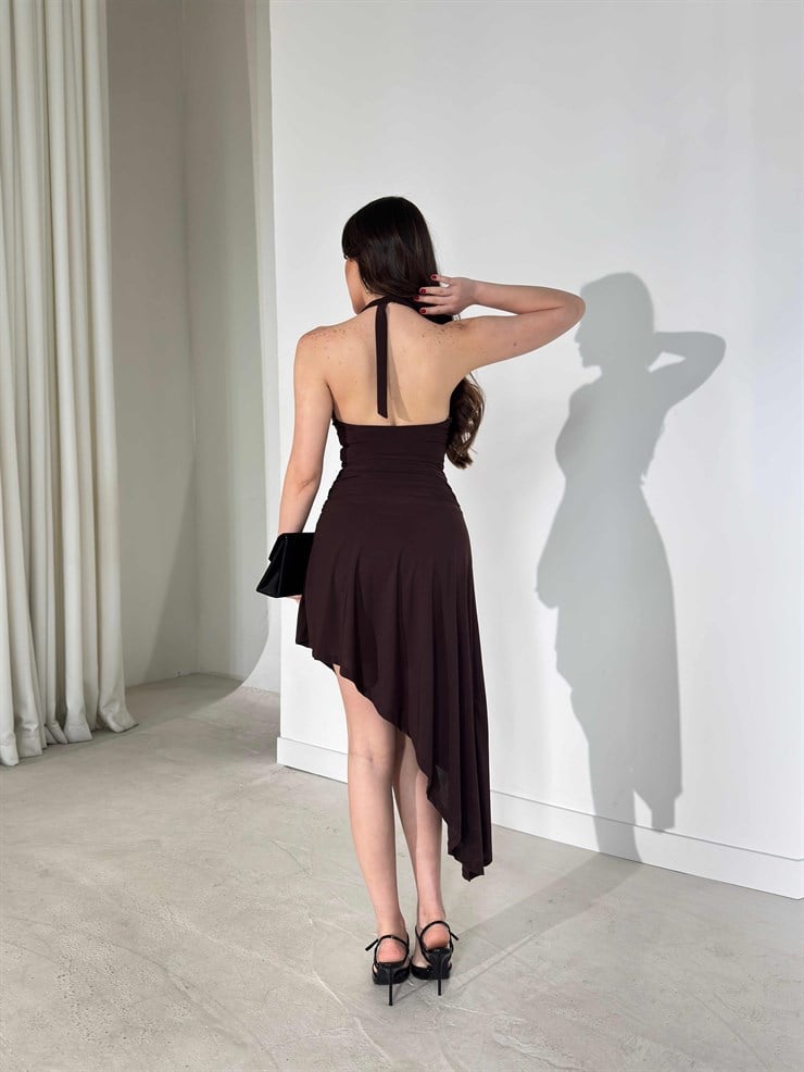 Boyundan Bağlamalı Derin Yaka Asimetrik Detaylı Aksesuarlı Kahverengi Randy Kadın Elbise 26Y196