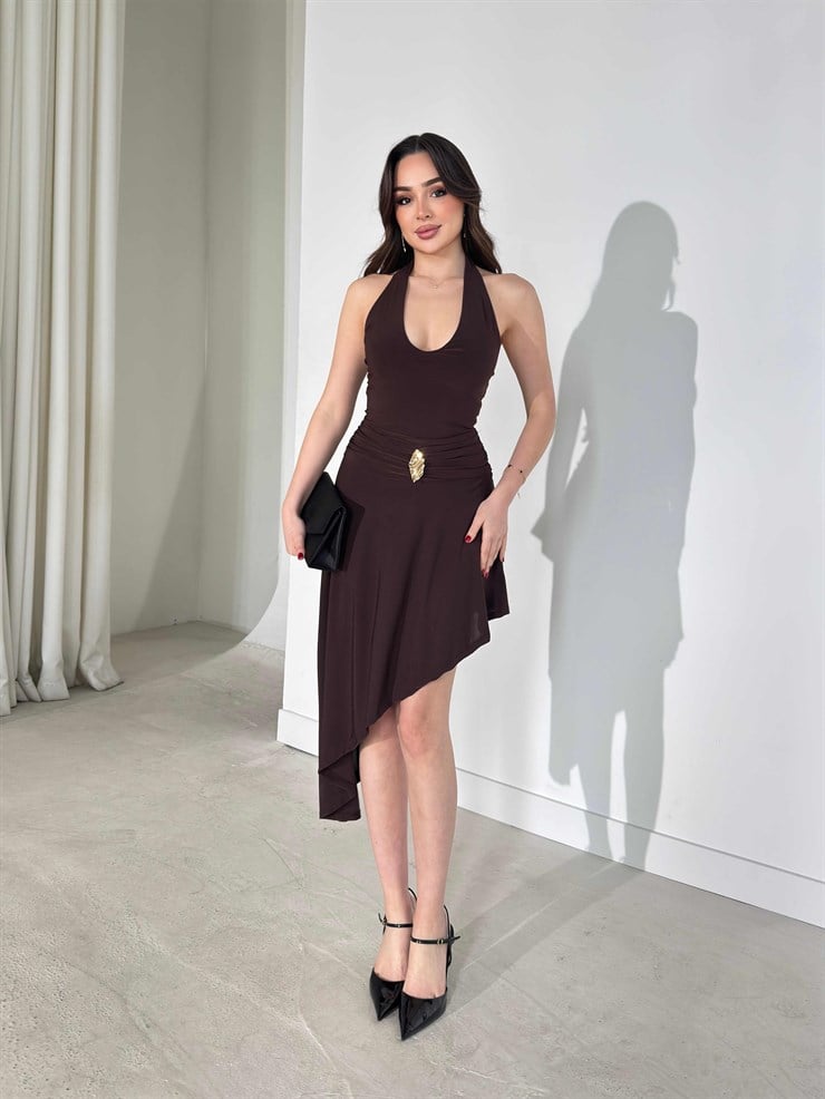 Boyundan Bağlamalı Derin Yaka Asimetrik Detaylı Aksesuarlı Kahverengi Randy Kadın Elbise 26Y196