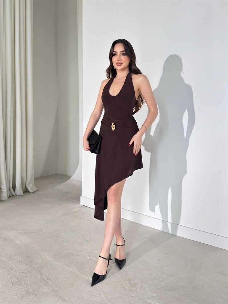 Boyundan Bağlamalı Derin Yaka Asimetrik Detaylı Aksesuarlı Kahverengi Randy Kadın Elbise 26Y196