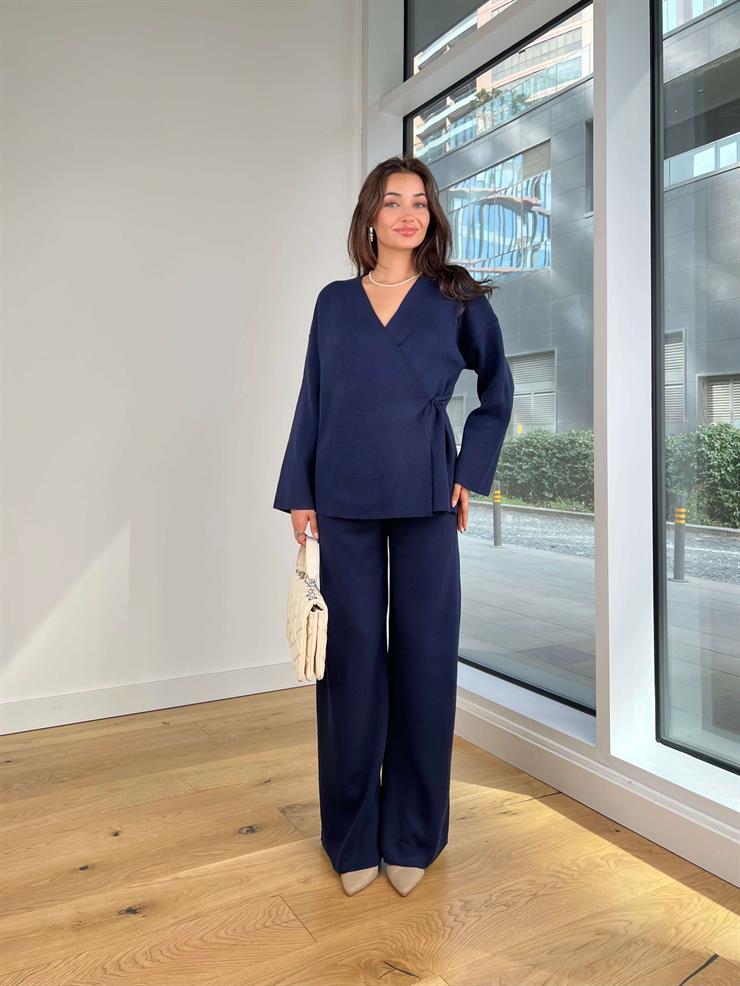 Kruvaze Yaka Yandan Bağlamalı Bluz Bol Paça Pantolon Rasmus Lacivert Kadın Triko Takım 25K224