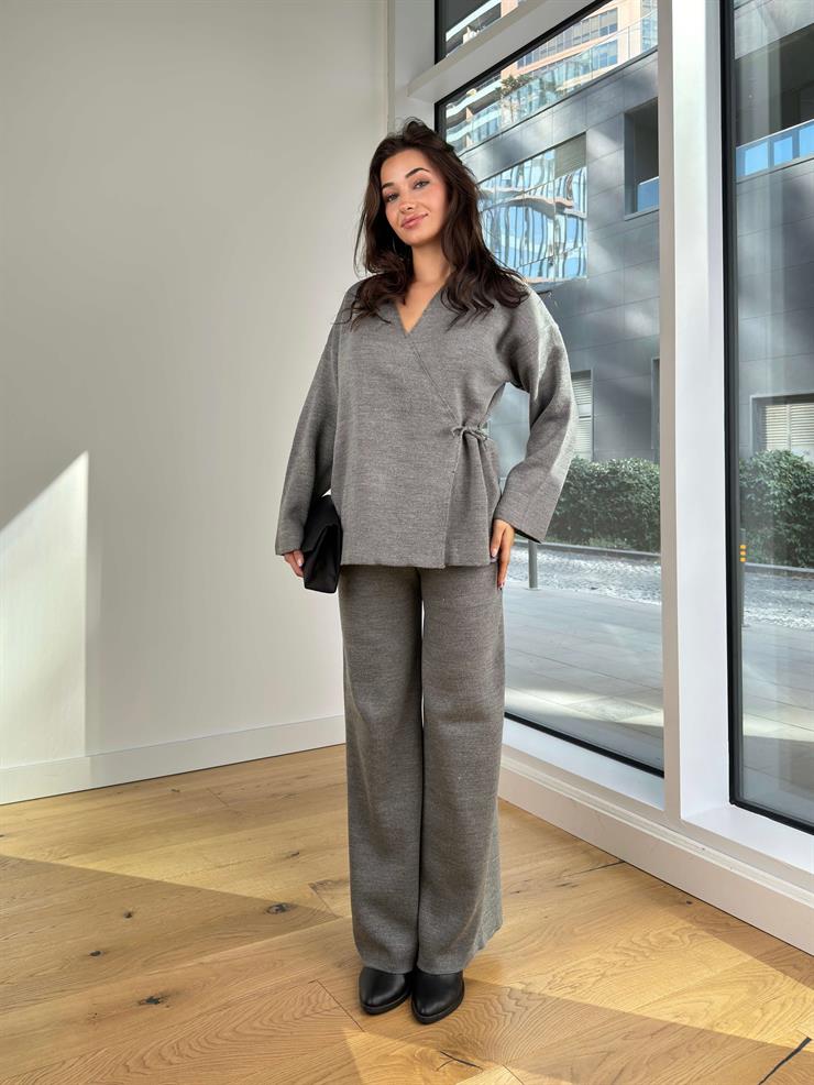 Kruvaze Yaka Yandan Bağlamalı Bluz Bol Paça Pantolon Rasmus Gri Kadın Triko Takım 25K224