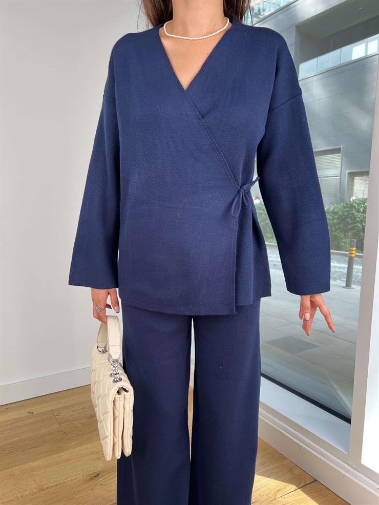 Kruvaze Yaka Yandan Bağlamalı Bluz Bol Paça Pantolon Rasmus Lacivert Kadın Triko Takım 25K224