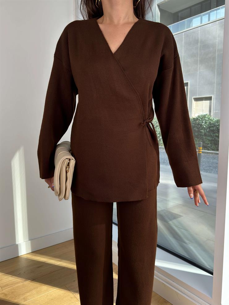 Kruvaze Yaka Yandan Bağlamalı Bluz Bol Paça Pantolon Rasmus Kahve Kadın Triko Takım 25K224