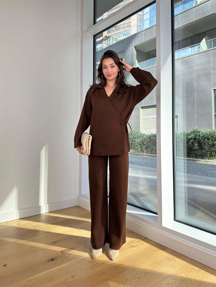 Kruvaze Yaka Yandan Bağlamalı Bluz Bol Paça Pantolon Rasmus Kahve Kadın Triko Takım 25K224