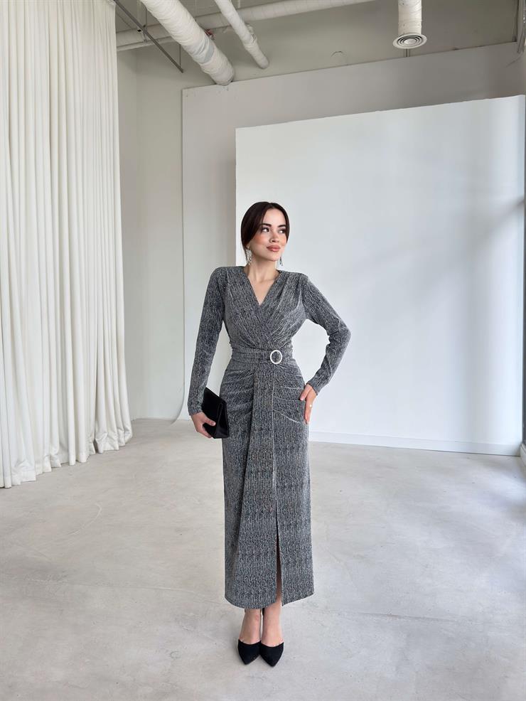 Parlak Taşlı Kruvaze Yaka Aksesuarlı Yırtmaçlı Drape Detaylı Rimler Gümüş Kadın Elbise 26K345