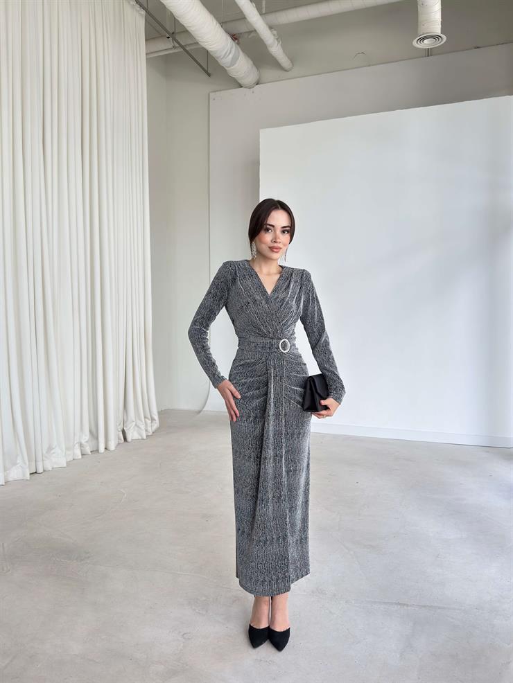 Parlak Taşlı Kruvaze Yaka Aksesuarlı Yırtmaçlı Drape Detaylı Rimler Gümüş Kadın Elbise 26K345