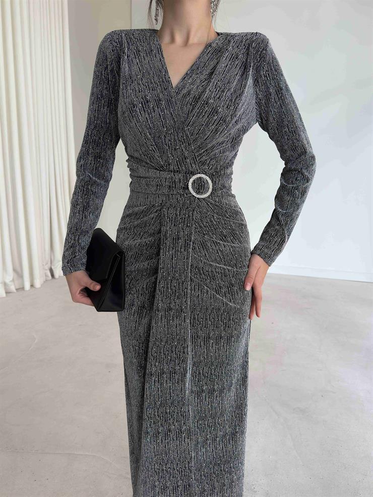 Parlak Taşlı Kruvaze Yaka Aksesuarlı Yırtmaçlı Drape Detaylı Rimler Gümüş Kadın Elbise 26K345