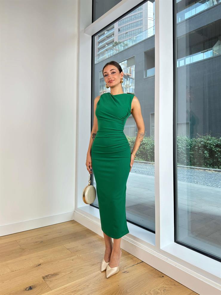 Kolsuz Omuz Aksesuarlı Drapeli Streç Roan Kadın Zümrüt Midi Elbise 25K062