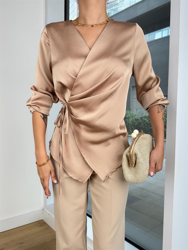 Kruvaze Yaka Yandan Bağlamalı Rodelyn Kadın Vizon Saten Bluz 25K133