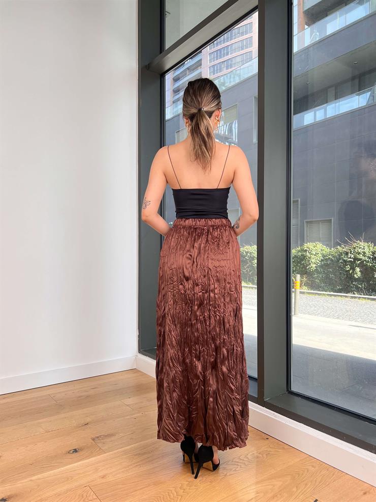 Beli Lastikli Kırışık Görünümlü Sando Kahve Kadın Saten Etek 25K484