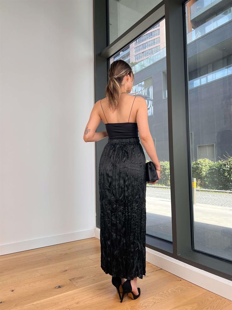 Beli Lastikli Kırışık Görünümlü Sando Siyah Kadın Saten Etek 25K484