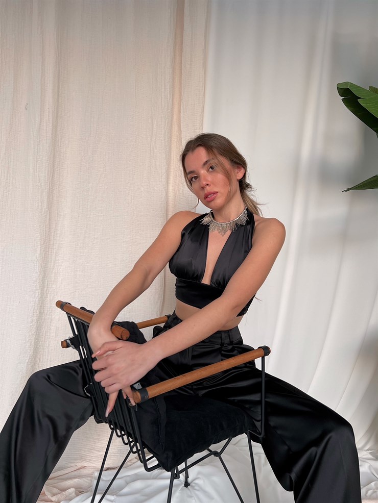 Saten Boyundan Bağlamalı Dekolteli Genesis Kadın Siyah Crop Bluz 22Y000025