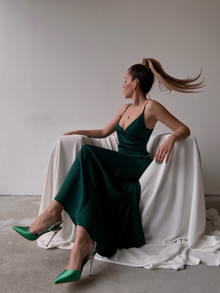 Saten Kruvaze Yaka Drapeli Jocelyn Kadın Zümrüt Uzun Elbise 22Y000084