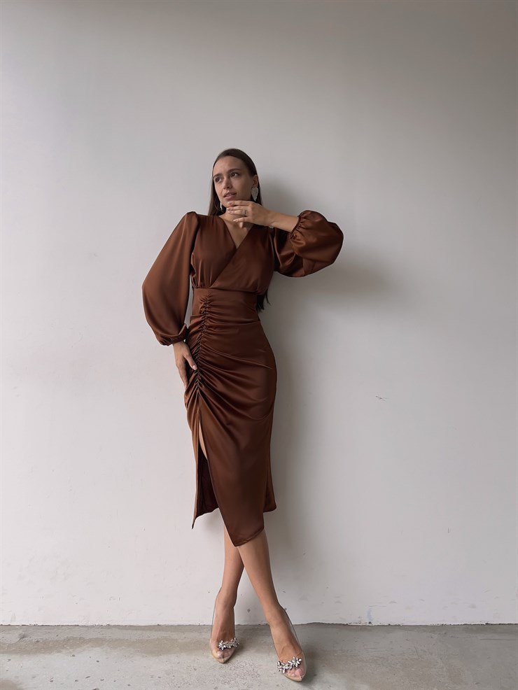 Saten Midi Önden Büzgülü Ve Yırtmaçlı Christina Kadın Kahve Elbise 22K000547