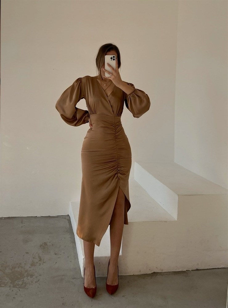 Saten Midi Önden Büzgülü Ve Yırtmaçlı Christina Kadın Vizon Elbise 22K000547