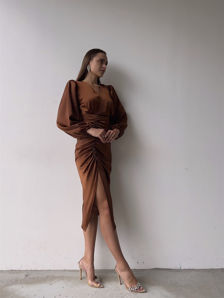 Saten Midi Önden Büzgülü Ve Yırtmaçlı Christina Kadın Kahve Elbise 22K000547