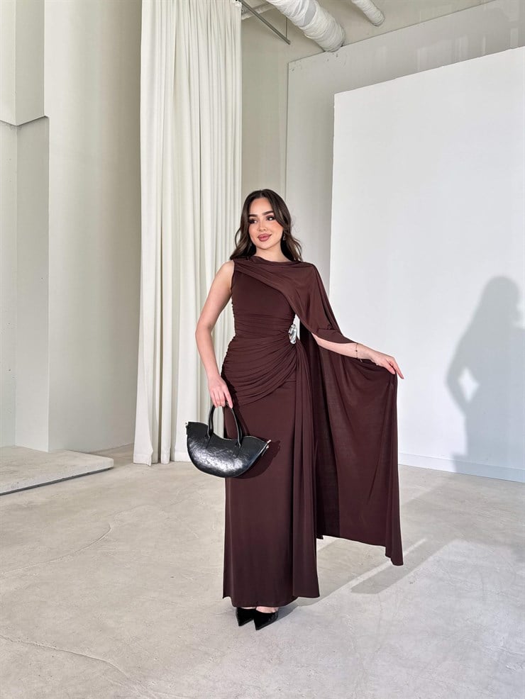 Kendinden Pelerinli Aksesuarlı Drape Detaylı Maxi Kahverengi Sienna Kadın Elbise 26Y239