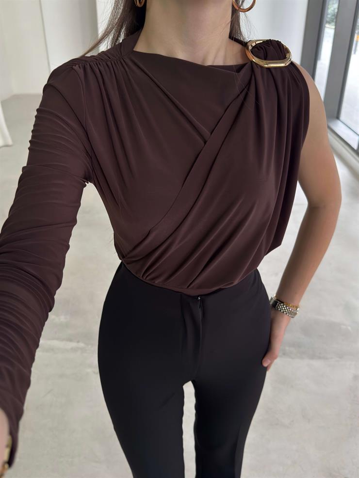 Aksesuarlı Tek Kol Drape Detaylı Sindi Kahve Kadın Bluz 26K352
