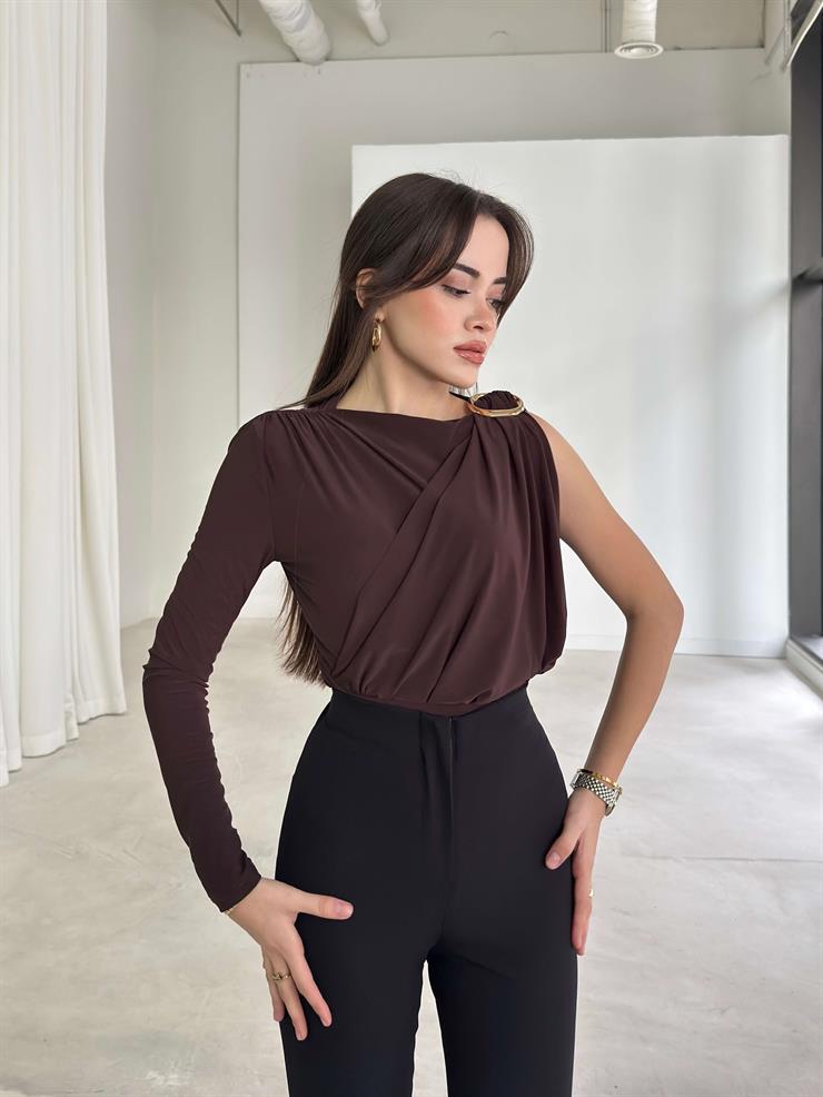 Aksesuarlı Tek Kol Drape Detaylı Sindi Kahve Kadın Bluz 26K352
