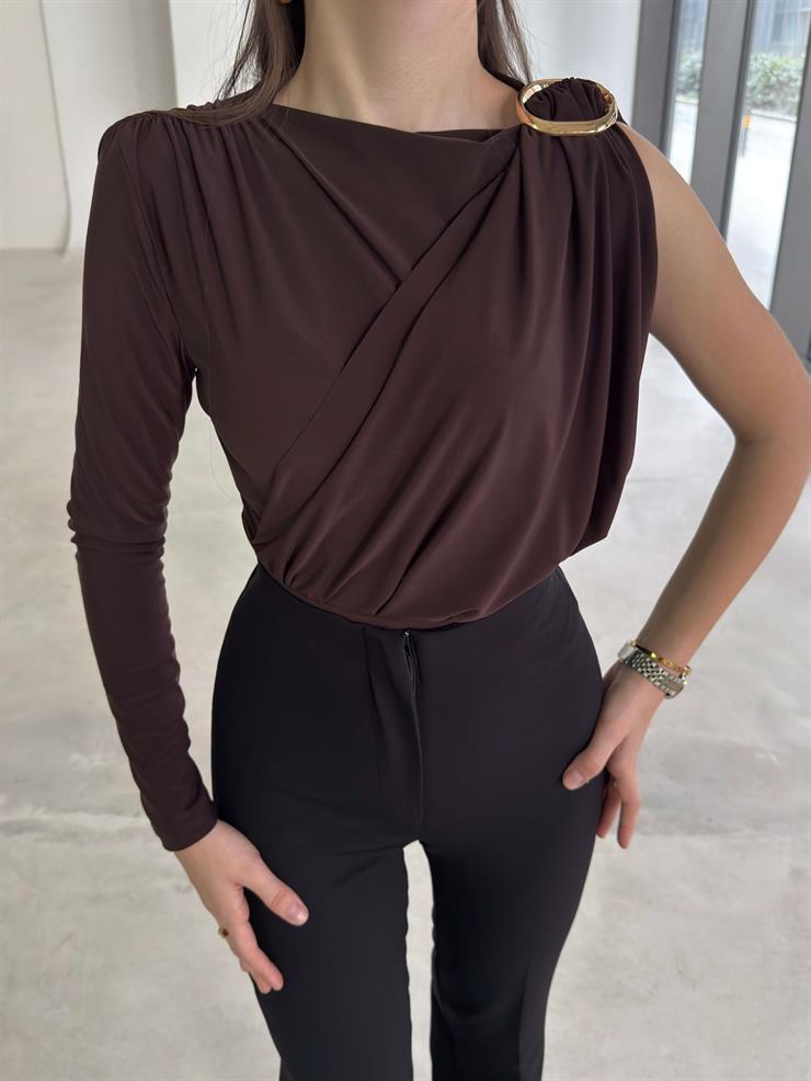 Aksesuarlı Tek Kol Drape Detaylı Sindi Kahve Kadın Bluz 26K352